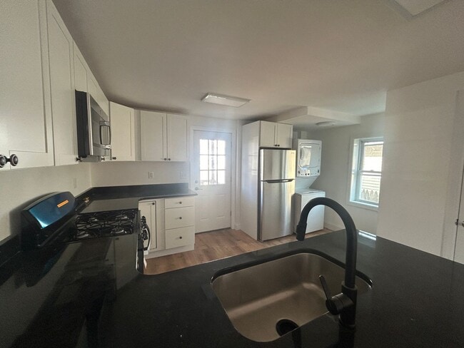Foto del edificio - Gorgeous 3 bedroom 1 1/2 bathroom Single F...