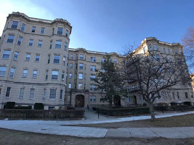 Building Photo - 25 Park Dr