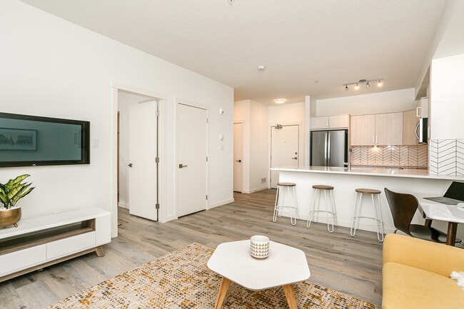 Building Photo - Solis Giroux