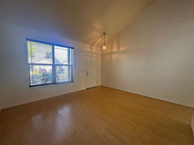 Foto del edificio - West Eugene 4 Bedroom Treasure