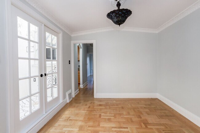 Foto del edificio - 3 Bed / 2 Bath Cayuga Terrace single family home with garage parking and private backyard. YouTub...