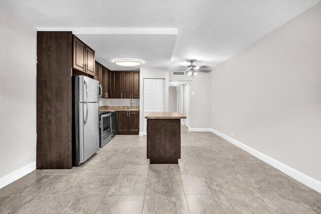 Foto del edificio - 559 NE 44th St