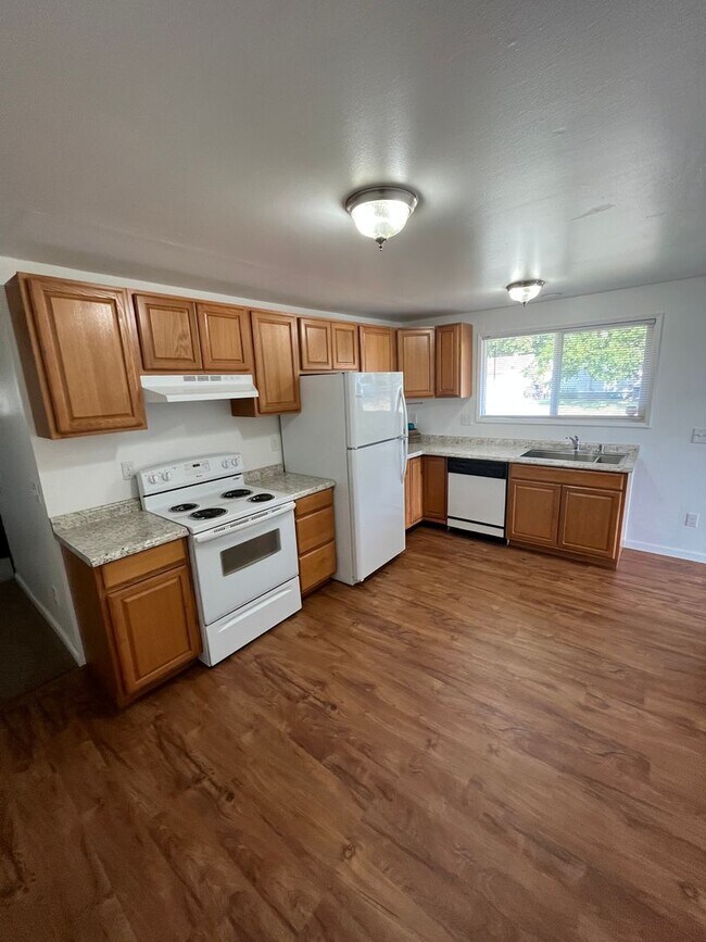 Foto del edificio - 557-559 E Broad Ave Owner Selling