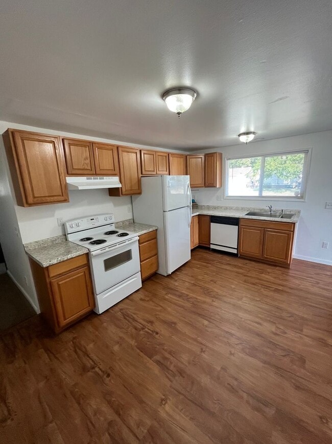 Building Photo - 557-559 E Broad Ave Owner Selling