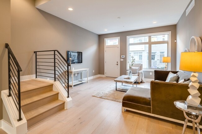 Building Photo - Queen Village Townhome with Parking
