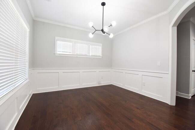 Building Photo - Three Story 5 Bedroom 3.5 Bath in Anderson...