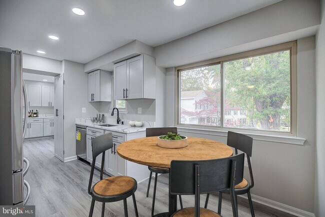 Building Photo - 9000 Strattondale Ct