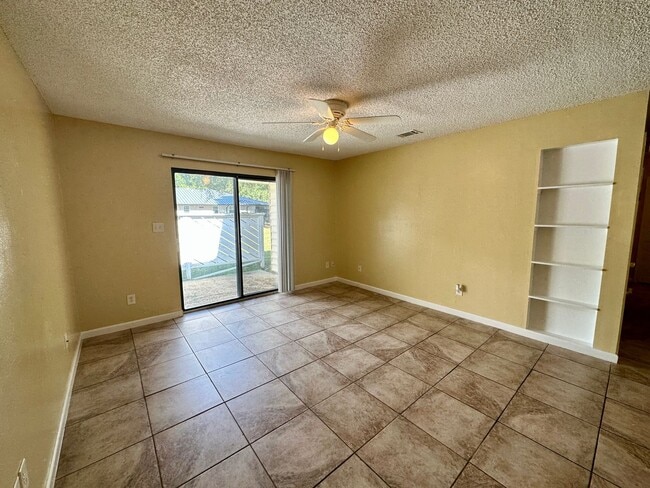 Foto del edificio - 2 Bedroom 1 Bath Available with Water, Tra...