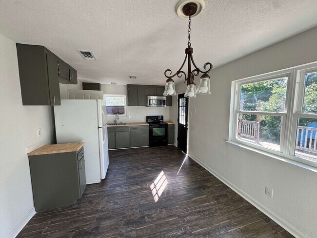 Foto del edificio - Spacious and recently remodeled 3 bedroom, 2 bathroom home located in a quiet neighborhood in Cop...