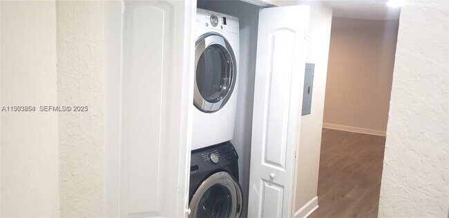 Foto del edificio - 1830 Radius Dr