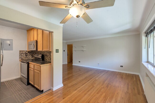 Foto del edificio - Large Two Bed / One bath in great Art deco building near Washington park.