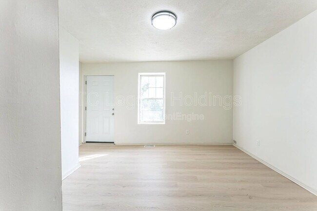 Foto del edificio - 415 Simpson Ave