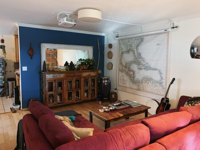 Living - 2911 4th St