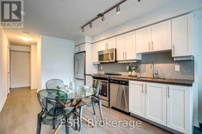 Building Photo - 525 Adelaide St W