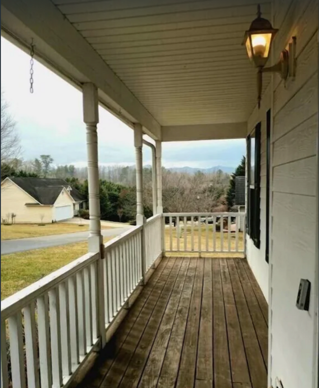 Building Photo - 100 Viewpointe Ln