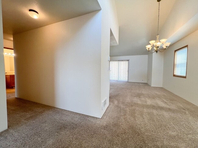 Foto del edificio - Triplex 5417 - 5421 North Hills Drive