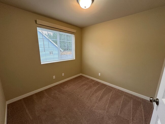 Building Photo - 1613 Burnside Pl