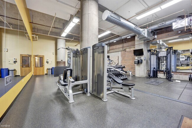 Foto del edificio - 2 br, 1 bath Condo - 360 W Illinois St