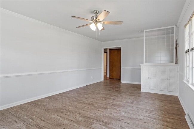 Building Photo - 3BR/1.5BA Brick Ranch with Fireplace | Extra Storage | Hampton Near Shipyard & I-64