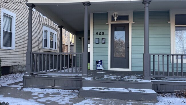 Foto del edificio - 909 W Main St