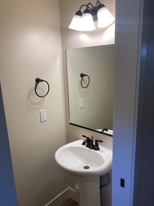 Building Photo - Move-In Discount! 2 Bedroom + Den/Office 2...