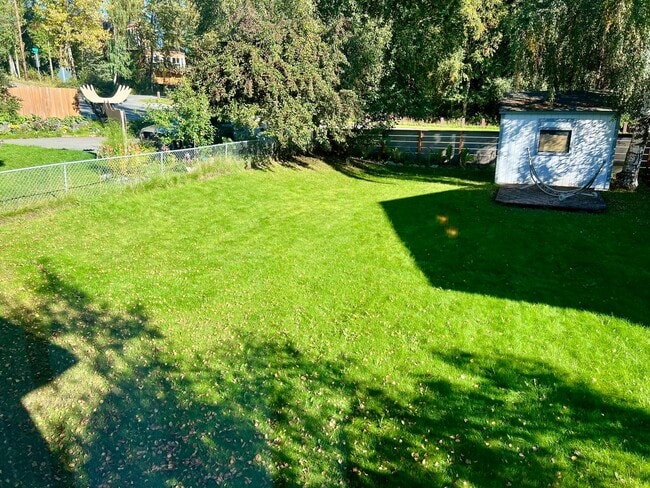 Building Photo - Downtown Furnished Two Bed Unit in Duplex-...