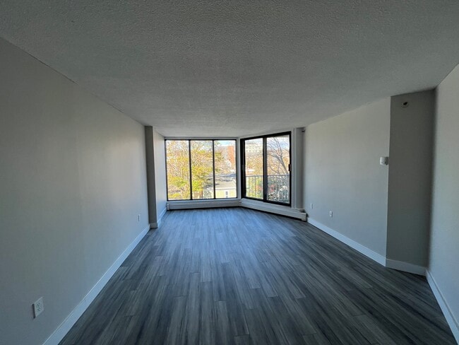 Building Photo - ONE BEDROOM APARTMENT LOCATED IN THE HEART...