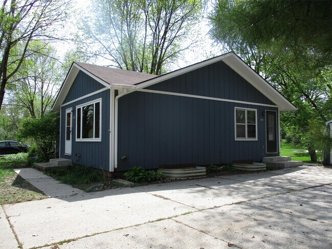 Building Photo - 3329 Southdale Dr