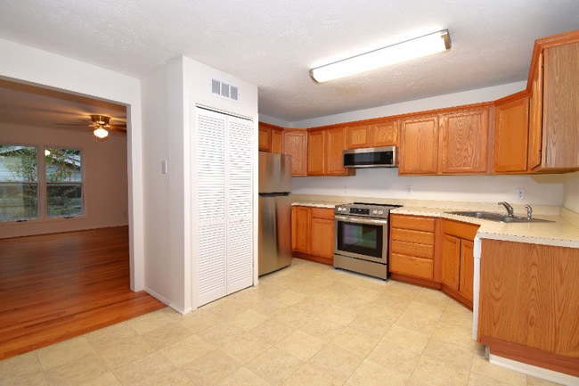 Building Photo - 433 Princess Ann Dr