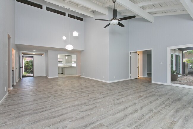 Building Photo - Queens Gate Renovated 3 bedroom, 2 bath at...