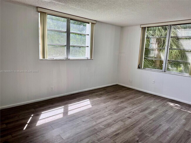 Building Photo - 3100 W Rolling Hills Cir