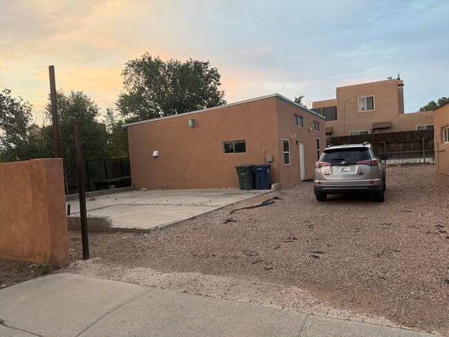Foto del edificio - 1215 Gallegos Ln