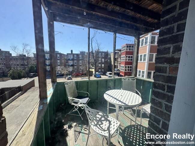 Building Photo - 74 Parkman St