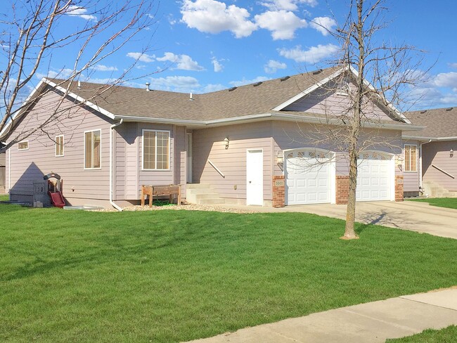 Building Photo - BEAUTIFUL & SPACIOUS 4 BD, 2 BA TOWNHOME WITH A FULLY EQUIPED KITCHEN, VAULTED CEILINGS, FIREPLAC...