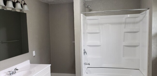 Foto del edificio - 5 bedroom 3 bath home