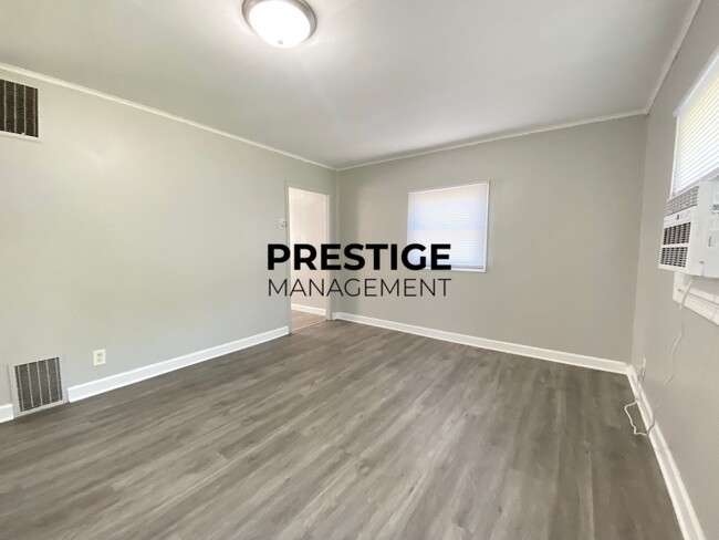 Building Photo - Updated 2 Bedroom in Gary