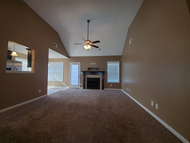 Foto del edificio - 5 Bedrooms 3 Bathroom Split Foyer
