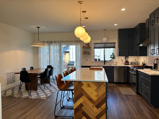 Foto del edificio - 4451 Alexander St