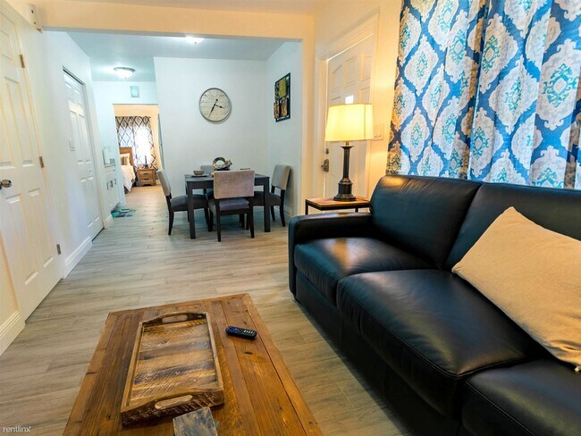 Foto del edificio - 2 br, 2 bath  - 916 N Victoria Park Rd # 1