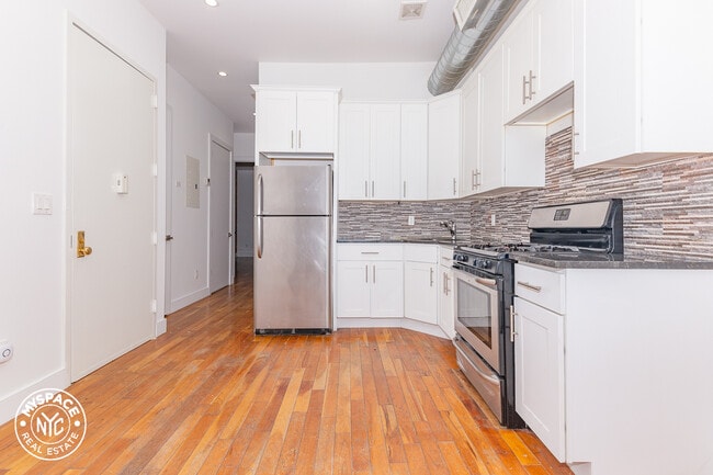 Building Photo - 530 Kosciuszko St