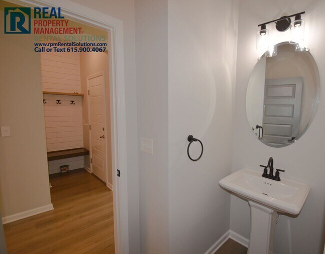 Foto del edificio - Beautiful 3 bedroom luxury townhome! Pool! Easy access to 1-24, washer/dryer included!