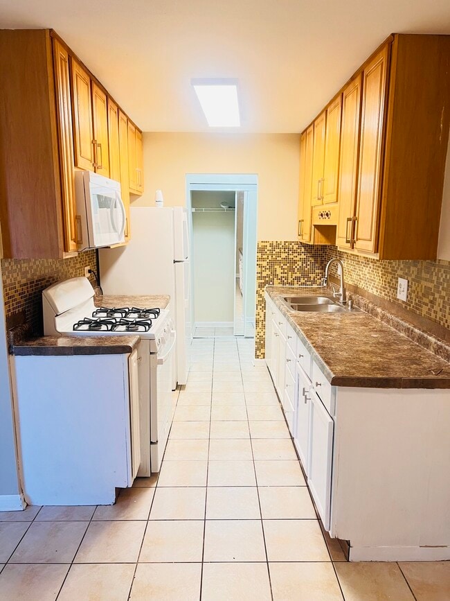 Foto del edificio - 655 Deepwoods Dr