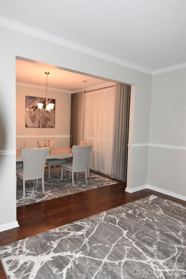 Foto del edificio - 6985 Honey Tree Ln