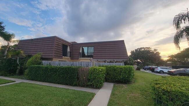 Building Photo - 606 6th Ln