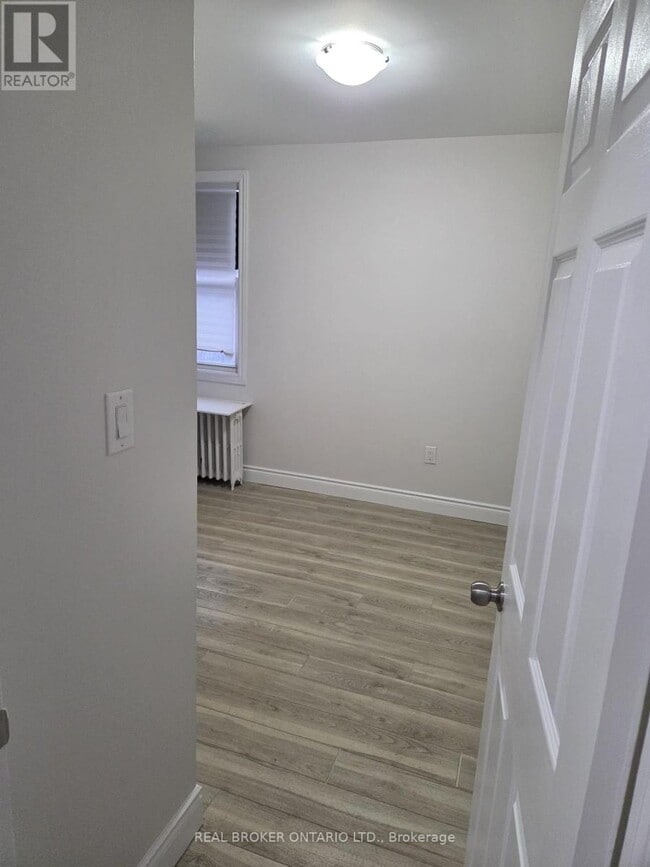 Photo du bâtiment - 917 Main St E