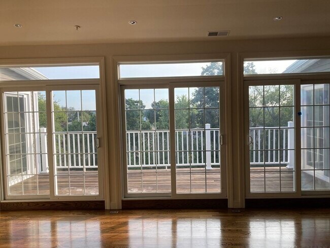 Building Photo - 590 Main St