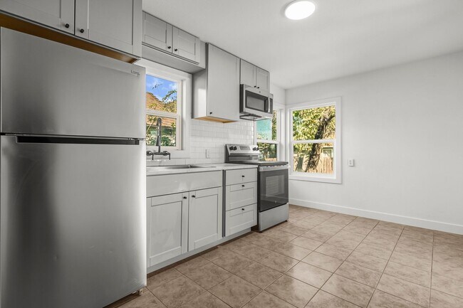 Foto del edificio - NEWLY RENOVATED 1 BED/1 BATH WITH FENCED BACKYARD