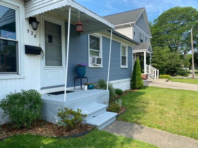 Building Photo - 528 E Cambourne St