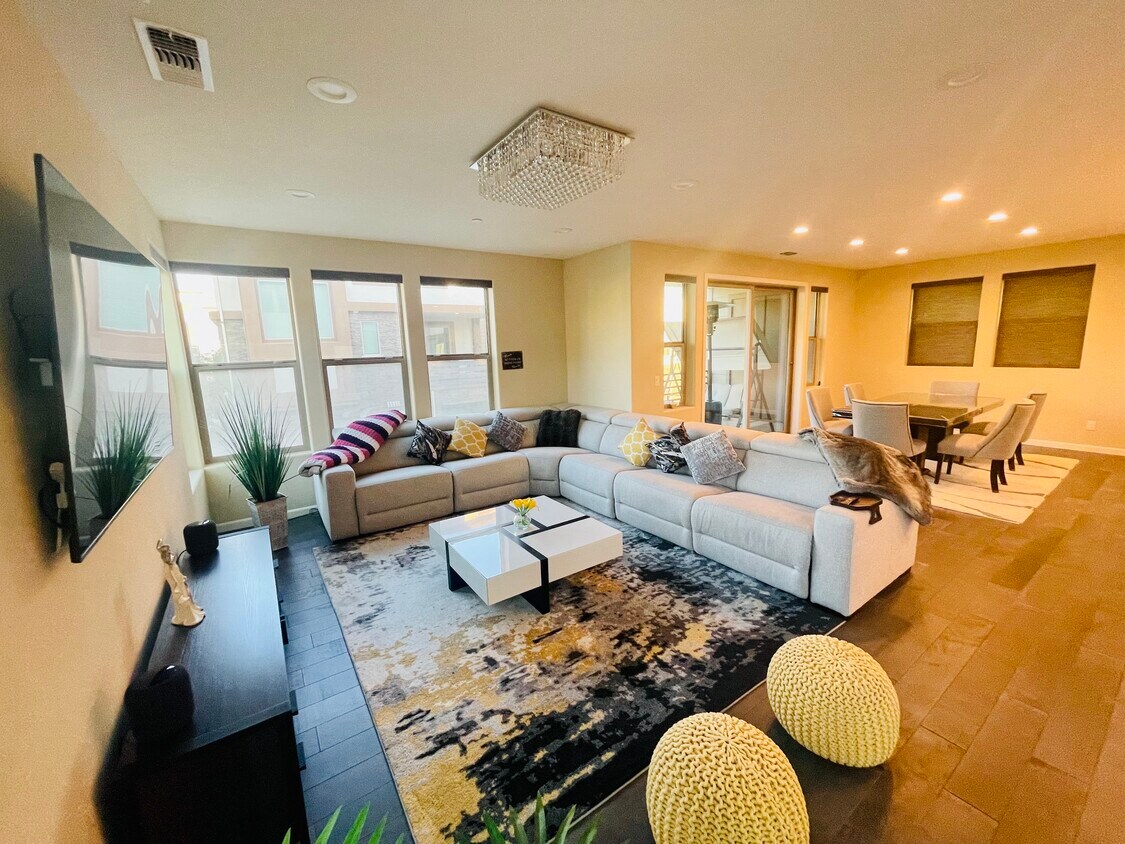 Living - 5542 Metropolitan Way