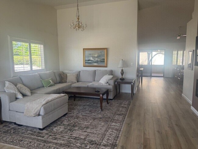Foto del edificio - Lovely updated 3 bed 2 bath home in Leisur...